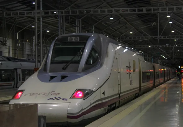 Un tren del servicio comercial AVE descansando en la estación de María Zambrano.