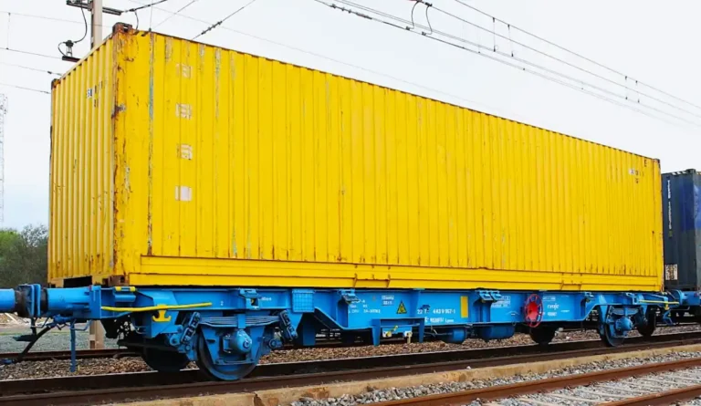 Vagón plataforma MMC de Renfe Mercancías utilizado para el transporte intermodal de mercancías por ferrocarril.