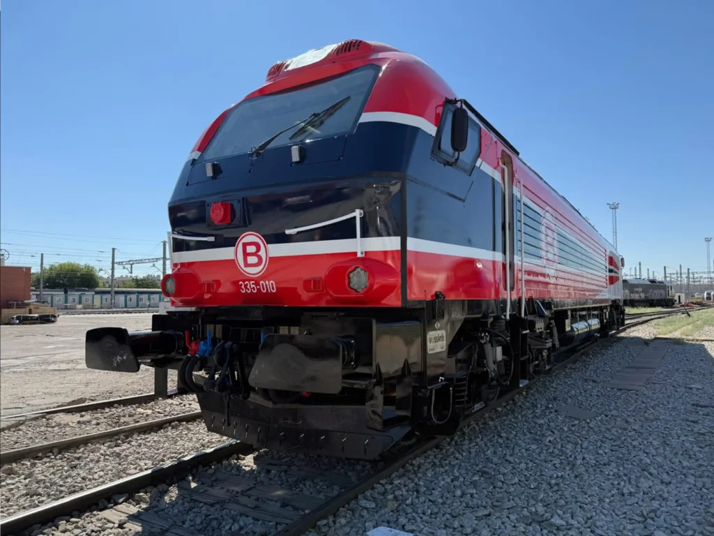 Locomotora diésel de gran potencia modelo Vossloh Euro 4000, matrícula 335-010, luciendo la librea corporativa de la empresa Boluda Rail en colores rojo, negro y blanco sobre las vías.