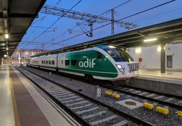 Un tren auscultador de ADIF estacionado en las vías. La entidad pública ha actualizado la Declaración sobre la Red tras la directriz emitida por la CNMC sobre las reservas de capacidad.