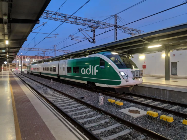 Un tren auscultador de ADIF estacionado en las vías. La entidad pública ha actualizado la Declaración sobre la Red tras la directriz emitida por la CNMC sobre las reservas de capacidad.