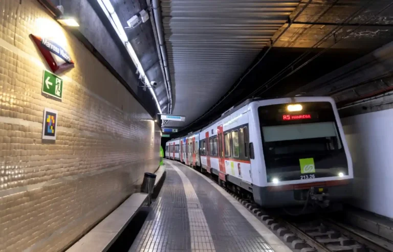 Tren de Ferrocarrils de la Generalitat de Catalunya (FGC) estacionado en el andén subterráneo de Manresa-Viladordis, mostrando el letrero luminoso de la línea R5 con destino Manresa.
