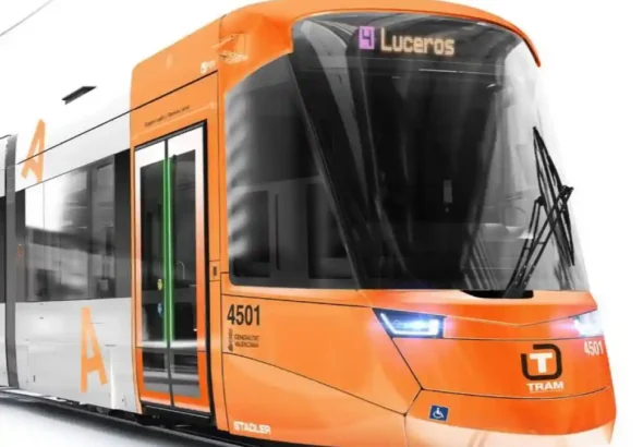 Recreación 3D del nuevo tranvía Stadler Tramlink Serie 4.500 de Ferrocarrils de la Generalitat Valenciana (FGV) en color naranja y blanco con el número 4501.