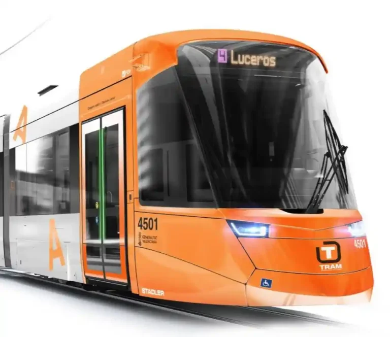 Recreación 3D del nuevo tranvía Stadler Tramlink Serie 4.500 de Ferrocarrils de la Generalitat Valenciana (FGV) en color naranja y blanco con el número 4501.