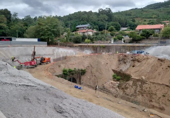 Trabajos de excavación y perforación de terreno con maquinaria pesada dentro de las obras de modernizacion de la linea del miño promovidas por Adif.