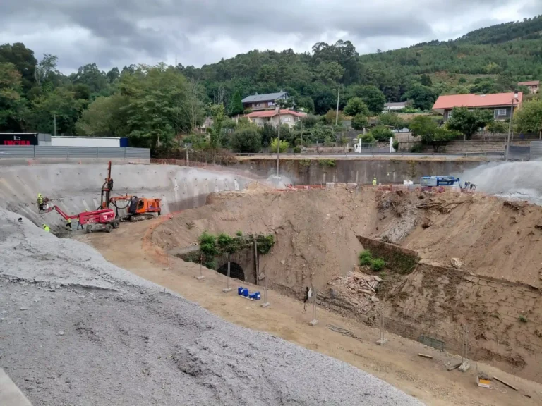 Trabajos de excavación y perforación de terreno con maquinaria pesada dentro de las obras de modernizacion de la linea del miño promovidas por Adif.