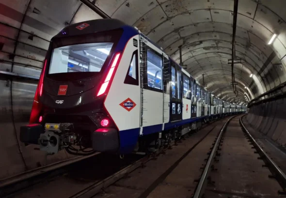 Nuevo tren automático de CAF para la Línea 6 de Metro de Madrid, pintado en blanco, azul y rojo, realizando pruebas nocturnas en un túnel iluminado.